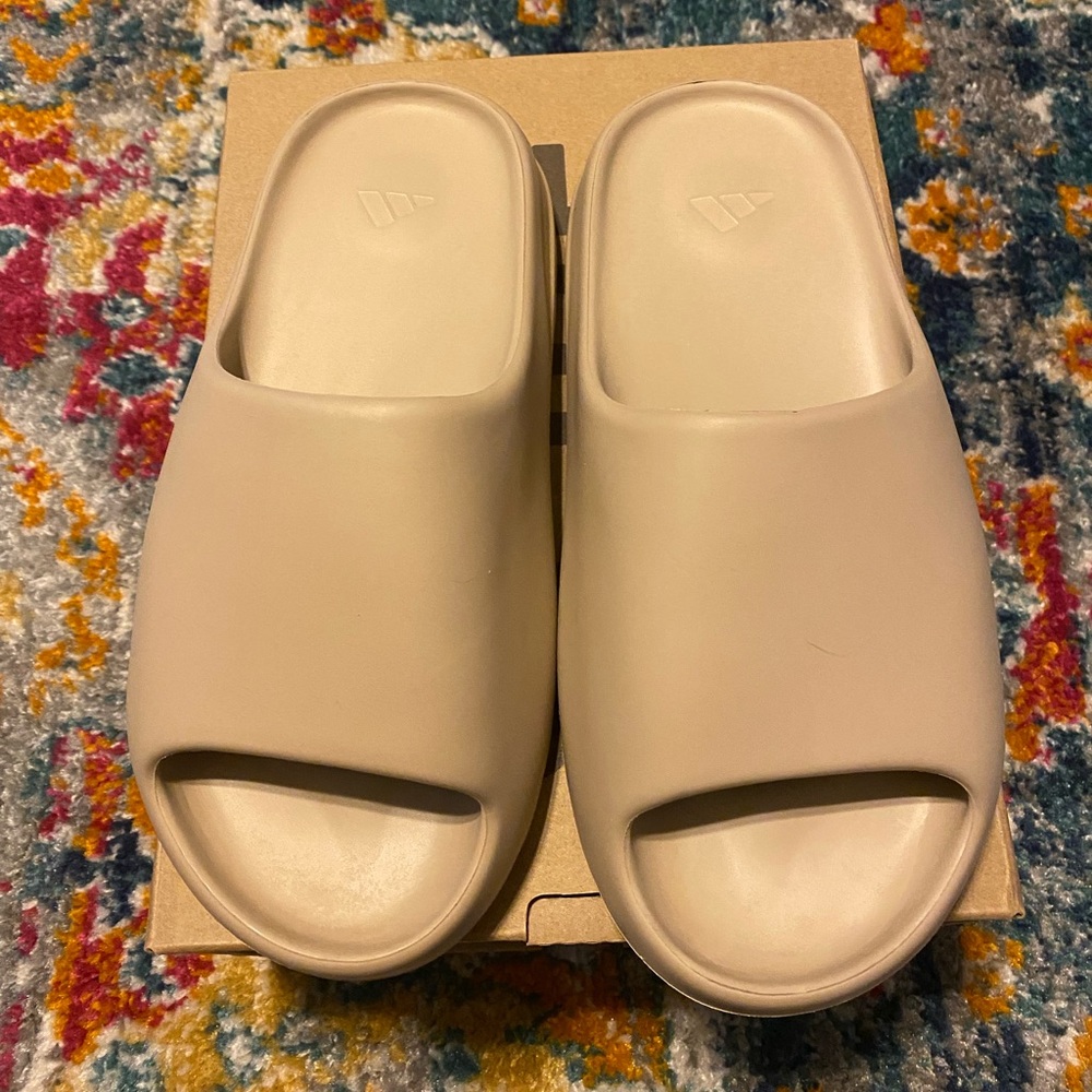 Sz 8 Yeezy Slides- NEW